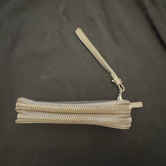 Vince Camuto wallet with wristband - Picture 3 of 4